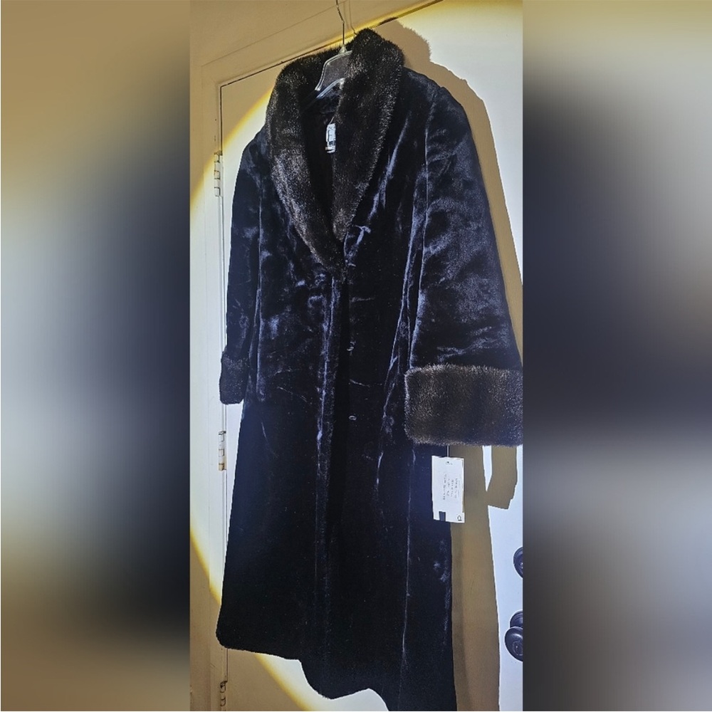 NEW Vintage Faux Fur Coat. Size M/L NEW old stock with orginal tag. Never worn!